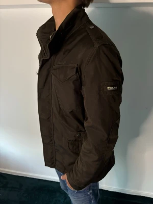 Woolrich Jacka - Stilren Woolrich jacka, modellen är 187 cm lång och väger 70 KG!🤩