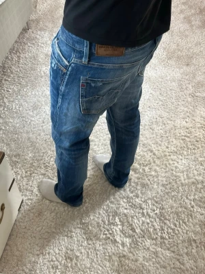 Replay jeans med slitningar  - Replay Waitom Jeans | skick 9/10 | Storlek 32/32 | Pris - 549kr | Modellen är ca 180cm lång | Hör av dig vid minsta fråga eller fundering!!