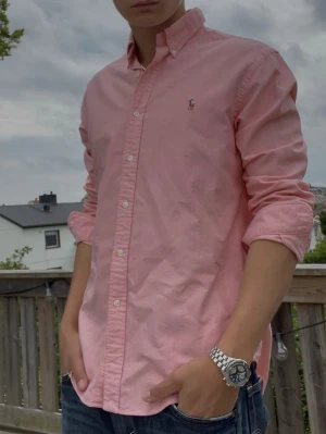 Ralph Lauren skjorta L - Galet snygg RL Sommarskjorta i storlek L. Modellen är 188 väger 78kg. Hör av er vid minsta fundering!