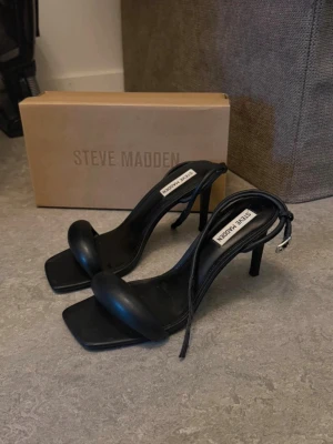  Steve Madden klackar  - Snygga svarta pumps från Steve Madden med smal klack och justerbar ankelrem. 