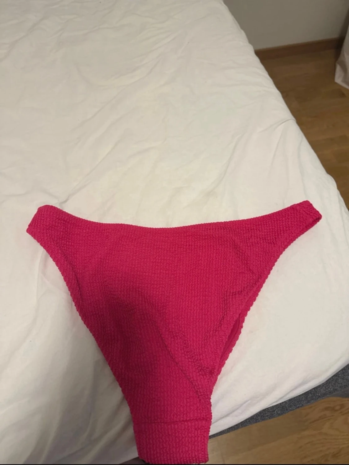 Rosa bikini med struktur och ringdetalj - 5