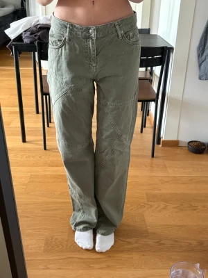 Gröna jeans  - Snygga gröna jeans från NAKD!