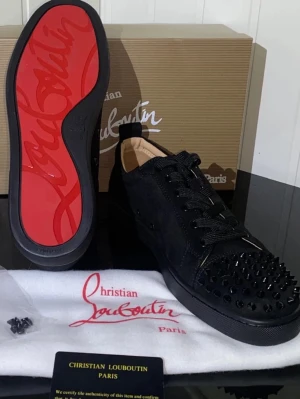 Svarta Louboutins (finns både med och utan spikar) - Helt nya louboutins, finns i alla färger både med och utan spikar i alla storlekar. Bara säg vilken färg, modell och storlek så löser vi helt nya för ett riktigt bra pris😉🚨obs lång leveranstid🚨box och tillbehör tillkommer ej, men kan lösas vid önskan
