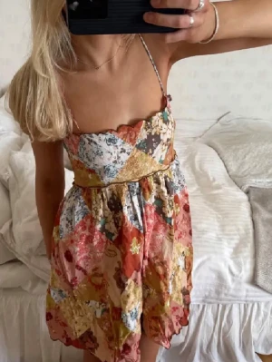 Blommig kort sommarklänning  - Sommarklänning med öppen rygg från asos 🥰(obs, lånade bilder)