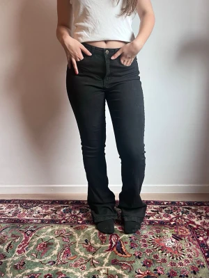 Svarta bootcut jeans Vero Moda - Säljer dessa supersnygga bootcut jeans från Vero Moda. Jeansen är jättesköna och i ett streatchigt material. De är sparsamt använda och i ett fint skick. 
