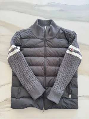 Grå Moncler cardiganjacka med dragkedja - KÖP INTE !! Ge bud, så kan vi komma överens med ett pris ☺️Nfc Tag finns 
