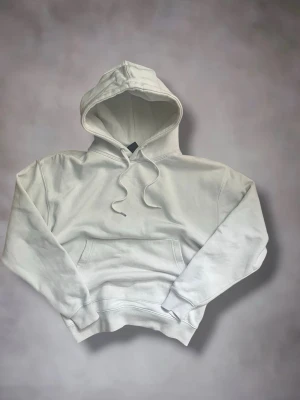 Vit hoodie - Pull&Bear Hoodie – Vit – Strl S  🤍 Säljer en stilren vit hoodie från Pull&Bear. Enkel och tidlös design som passar till allt.  Märke: Pull&Bear Storlek: S Färg: Vit Skick: Bra skick har en pytteliten skavank på snöret->bild 2  Beskrivning: Bekväm och mjuk hoodie med klassisk passform, justerbar luva och magficka framtill. Perfekt för vardagsbruk och enkel att matcha med jeans, cargos eller mjukisbyxor.  Plagget är i bra skick och har fortfarande mycket användning kvar.  📦 Skickas gärna via Vinte