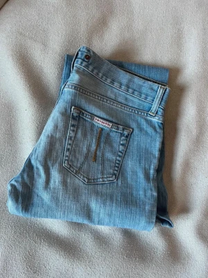 Utsvängda jeans  - Jeans från 90 talet super snygga! Bootcut och låg midja. Midjemått 40cm, innerbenslängd 76cm🩷