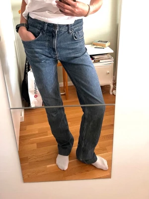 Zara långa jeans - Säljer ett par superlånga jeans från Zara som blivit lite stora i midjan. Annars hade jag behållt de! Älskar. Sitter skitsnyggt, fin färg, använda flitigt men inga defekter. Inköpta för 599kr