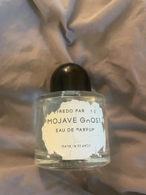 Byredo Mojave Ghost & Gypsy Water - Två exklusiva parfymer från Byredo: Mojave Ghost och Gypsy Water. Båda flaskorna är genomskinliga med svart rund kork och vit etikett med svart text. Klassisk och stilren design, perfekt för dig som gillar unika dofter och snygga flaskor i badrumshyllan mojave gjost helt fylld gypsy pytte litte använd pris diskuteras