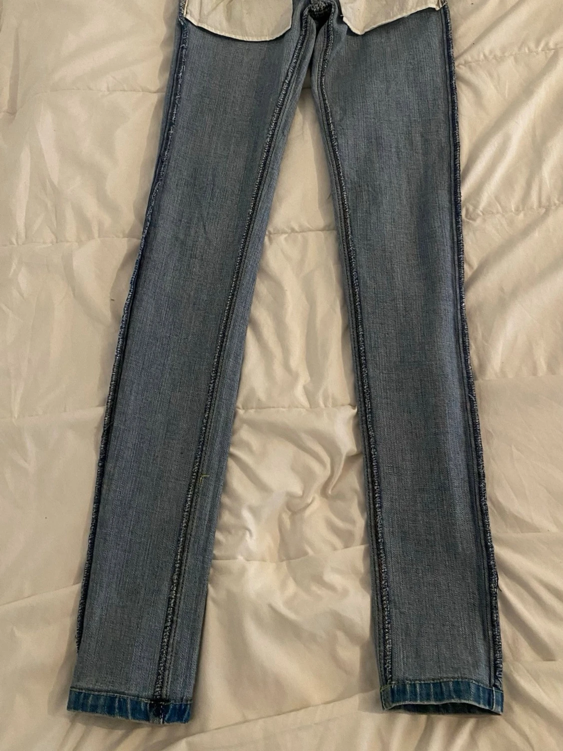 Ljusblå skinny jeans med knappar Från Cheap Monday.  - 4