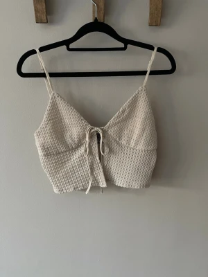 Beige topp - Snygg beige croppad topp med snörning framtill i virkat material
