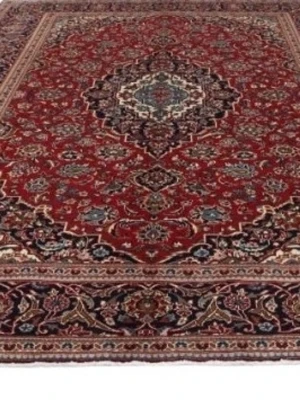 Röd orientalisk persisk matta med mönster - Säljer en gigantisk rektangulär orientalisk matta i rött med detaljerade blommönster i blått, beige, grönt och svart. Mattan har en bred bård runt om och ett klassiskt mittparti med symmetriska ornament. Materialet är troligen ull och mattan har en traditionell persisk stil. Hämtas upp i Skarpnäck.  Omplastad. Handvävd matta