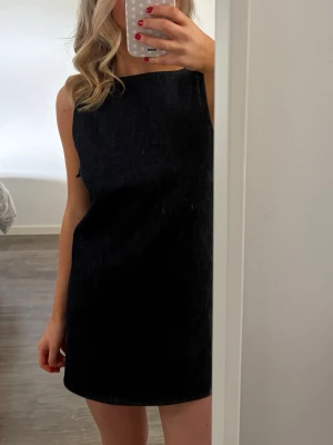 Jeans klänning - Säljer denna superfina jeans klänning från Zara! Den är även öppen i ryggen och har en dragkedja där bak💕