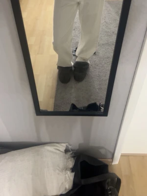 Vita raka jeans - Säljer ett par vita jeans med raka ben. Perfekta nu till sommaren till snygg outfit, passar till allt! Jeansen är från gina och har använt de en gång bara.