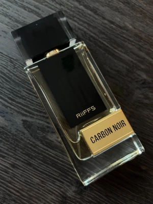 Riiffs - Carbon Noir EDP 100ml - Träig, kryddig herrdoft från Riiffs. Bild 3 visar hur mycket som är kvar (ca 90%). OBS! Alla mina parfymer förvaras i ett svalt rum borta från solljus! 