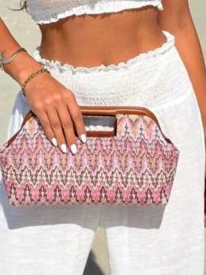 Mönstrad rosa clutch, helt ny, sommarväska - Säljer en unik kuvertväska med färgstarkt mönster i rosa, beige och brunt. Väskan har ett snyggt handtag och är tillverkad i tyg med boho-inspirerad design. Perfekt accessoar för att lyfta din outfit med lite extra färg och stil.