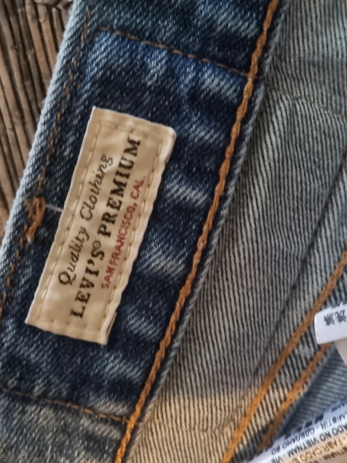 Ljusblå slitna Levi's jeans 34 34  - 4
