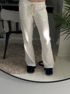 Roxy low waist linnebyxor - Säljer dessa jättesnygga linnebyxor från Roxy, jättebra skick, strl M men passar mig som vanligtvis har S💕💕