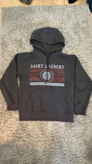 YSL hoodie - Den är i perfekt skick men vil bli av med den så först till kvarn