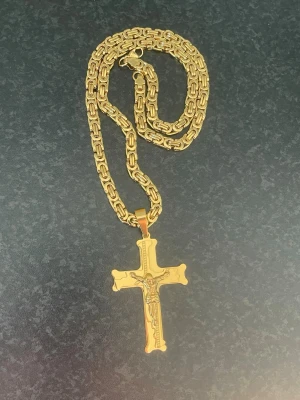 Byzantinsk Halskedja 18k Guldpläterad - Byzantinsk Halskedja 18k Guldpläterad Längd: 60cm Bredd: 6mm Kors: höjd 59mm, bredd 40mm