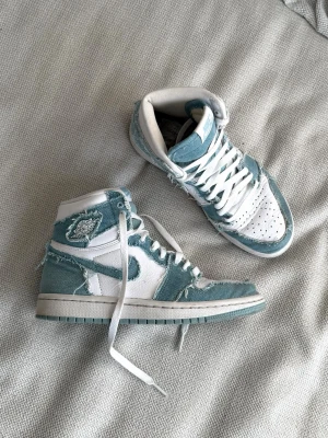 Nike Air Jordan 1 sneakers - Nike Air Jordan 1 High OG Denim. Mycket fint skick, använda 2-3 gånger. Storlek 37.5. Köpta för 2500 kr.