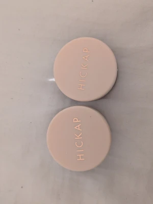 Hickap ögonskuggor Stardust & Intergalactic - Två krämögonskuggor från Hickap i nyanserna Stardust och Intergalactic. Kommer i små runda burkar med beige lock. Helt oanvända, nypris 199 kr styck 
