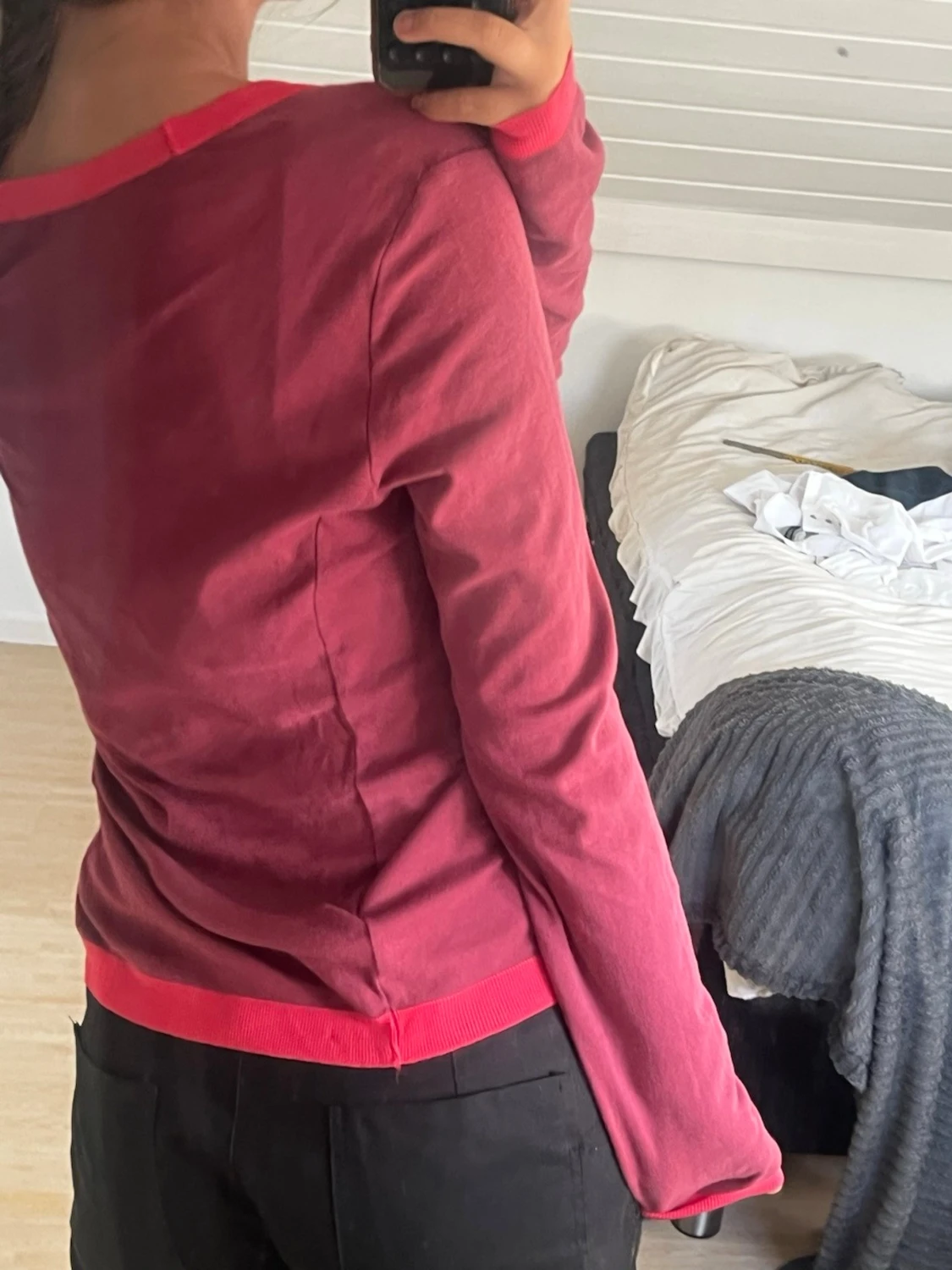 Röd kofta med rosa detaljer - 1