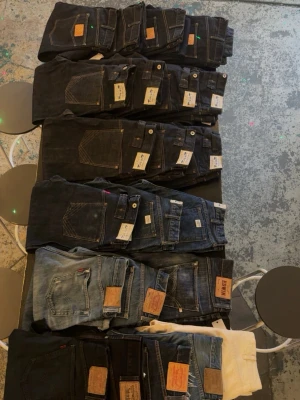 Selveadge denim jeans  - Stort lager av Selveadge denim! Allt ifrån sprillans nya till väldigt tvättade, flera olika märken och all storlekar du kan tänka dig. Priserna varierar per byxa och ligger imellan 2000kr - 600kr här av er vid intresse så får ni mer info!