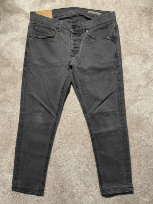Dondup George  - Hej! Säljer nu dessa Dondup jeansen i modellen George. Storleken är 35 Bara att skriva vid frågor. 