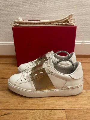 Valenrino open sneakers  - Säljer nu dessa fina valentino skor | Väldigt fint skick | Storlek 39 | Kommer med äkthetsbevis | Hör gärna av er vid frågor eller funderingar 