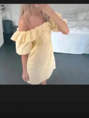 Hm klänning  - Säljer denna otroligt fina klänning från H&M, den var super populär förra sommaren💓 Offwhite i färgen, i storlek 34💓 Jag har aldrig använt den o lappen är avklippt, men den är i nyskick De är den på första bilden fast i vitt istället