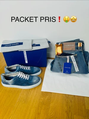 Limited Edition Jacob Cohen Jeans+ Skor - Säljer just nu dessa extremt feta Jacob Cohen Jeans som är Limited Edition (W34) OCH ett par helt nya Jacob Cohen Dreamer Sneakers i storlek 40,5 i ett BUNDLE.  Egentligen kostar det 4600 separat men efter det är Bundle så sänks det till hela 3900 kr. SKRIV VID MINSTA FRÅGA❗️❗️NYPRIS FÖR SKORNA ÄR 5000 KR och Jeansen är runt 3000-4000 kr så det är flera tusen kronor discount