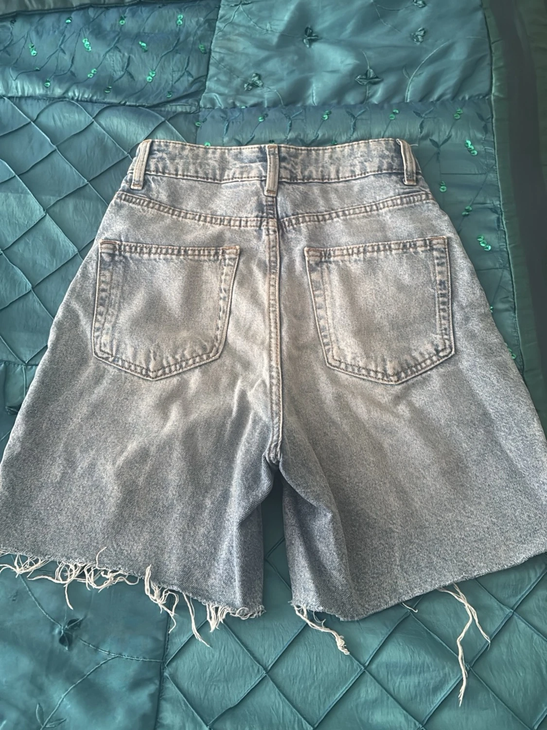 Högmidjade ljusblå jeansshorts - 1
