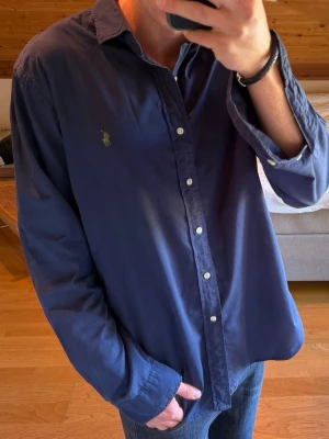 Marinblå skjorta från Polo Ralph Lauren - Polo Ralph Lauren skjorta. Storlek XL