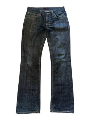 Nudie bootcut Ola - Nudie jeans bootcut ola, extremt ovanliga från 2006, storlek 32/34 men sitter mer som 31 i midjan. Mycket bra skick, lagade vid hälarna av nudie. Rå denim med nice fades.