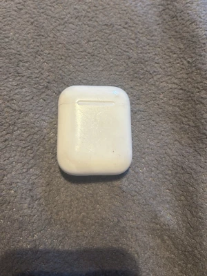Apple AirPods  - Säljer Apple AirPods. Måste rengöras bara annars funkar dem perfekt.