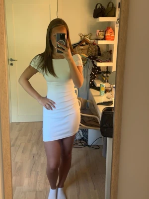 Zara klänning  - Super söt klänning från Zara. Jag har använt klänningen 1 gång på konfirmation. Den hade någon fläck framme vid bröstet men jag slängde in den i tvätten nu för att de om den försvinner, annars är fläcken inte tydlig när man har på sig den!! Den är i stl M men den är mindre i stl. Sen tror jag att man kan ha den om man har stl M då den är stretchig men jag brukar ha Xs S på kläder.