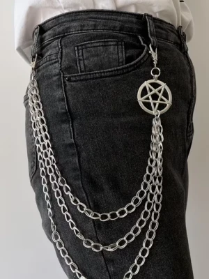 Byxkedja pentagram - Byxkedja pentagram. Inner kedja 36cm. Mellankedja 44 cm. Ytter kedja 52 cm.