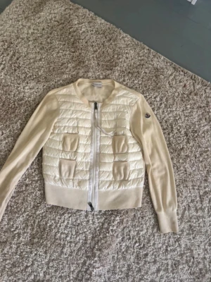 Moncler cardigan - Jätte fin moncler cardigan i bra skick. Jackan är knapt använd och har Presisi varit på kemtvätt så den e helt ren☺️