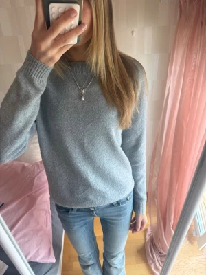 Ljusgrå stickad tröja - Supersnygg stickad tröja från Vero Moda. Använd 3 gånger så i mycket bra skick. Superskön och inte alls stickig. Jag har den uppvikt på bilden!
