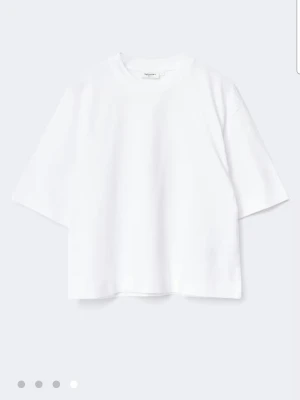 Gina Tricot vit t-shirt i storlek S - Jag säljer en basic vit t-shirt från Gina Tricot i storlek S. Endast provad och därför i nyskick. Säljer därför att jag råkade köpa fel storlek. 
