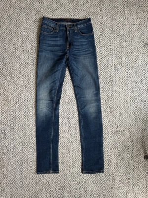 Nudie jeans - Nudie jeans - Modell: High Kai - Storlek: W27/L32 - skick: 9/10 - Nypris runt 2000kr Bara att höra av sig vid minsta fundering!🤩