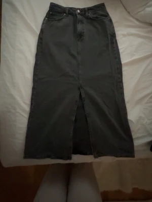 Jeans kjol   - Snygg lång grå jeans kjol i storlek xs. Den har en slit där framme  