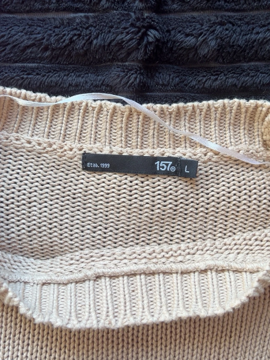 Beige stickad tröja med ribbade detaljer - 2