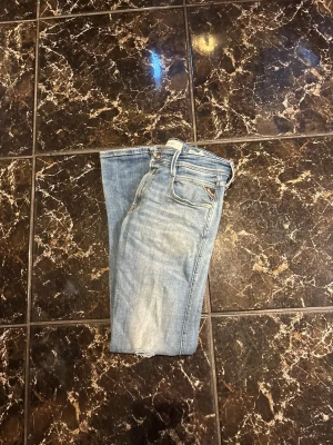 Replay Jeans - Tja nu säljer jag mina knappt använda replay Jeans. Storlek 29/32. Priset går att sänkas vid snabb affär!