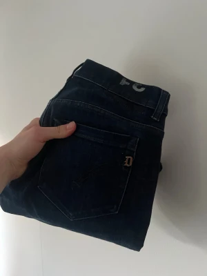 Mörkblå dondup George  - Snygga mörkblå dondup jeans. Vid funderingar är de bara att höra av er.