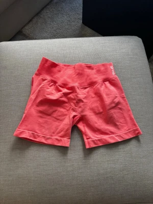 Koralfärgade impact-shorts från DFYNE - Koralfärgade impact-shorts från DFYNE, storlek M🔥 har använt några gånger men borde vara i hyfsat skick ändå!