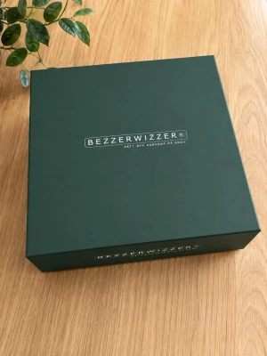 Sällskapsspel Bezzerwizzer - Säljer sällskapsspelet Bezzerwizzer i en mörkgrön fyrkantig låda. Spelet innehåller 5000 frågor och passar för minst 3 spelare från 15 år. Perfekt för dig som gillar frågesport och vill utmana dina vänner på kunskap.