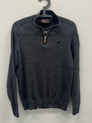 Morris half zip - Väldigt fint skick inga defekter, har krympt i tvätten så är storlek Xs. Mått | ärmlängd 65 cm, längd från axeln till längst ner 64 cm, bredd under bröstet 45 cm